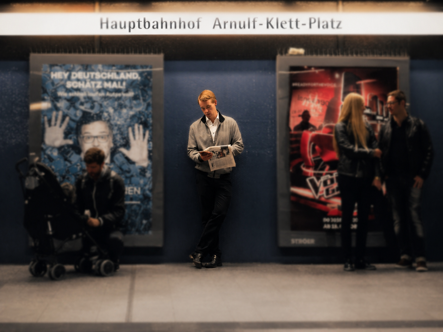 Symbolbild Zeitungsleser UBahn
