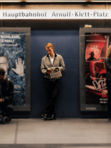 Symbolbild Zeitungsleser UBahn