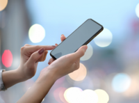 Eine Hand hält ein Smartphone
