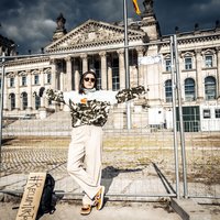 Frau vor dem Deutschen Bundestag