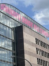 Foto Haus der Presse mit Schriftzug "Demokratie braucht viele Stimmen"