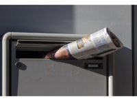 Eine Zeitung steckt im Briefkasten