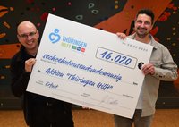 Sebastian Duchrau (links) von Funke Medien Thüringen übergibt den symbolischen Scheck an Andreas Hesse von der Diakonie Mitteldeutschland.