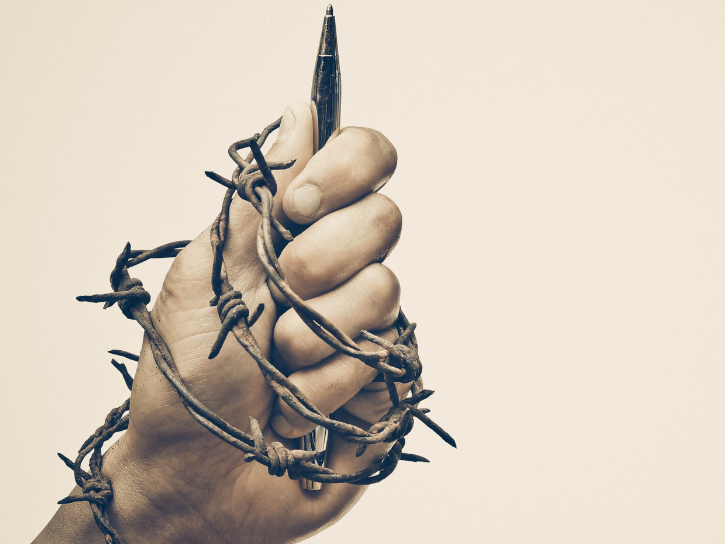 Pressefreiheit Hand mit Stacheldraht