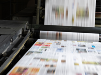 Zeitungen werden in einer Druckmaschine gedruckt