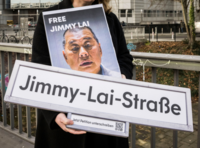 Ein Schild mit der Aufschrift "Jimmy-Lai-Straße"