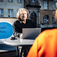 Oberbürgermeister von Weißwasser/Oberlausitz  auf dem Marktplatz. Sitzend an einem Informationsstand.