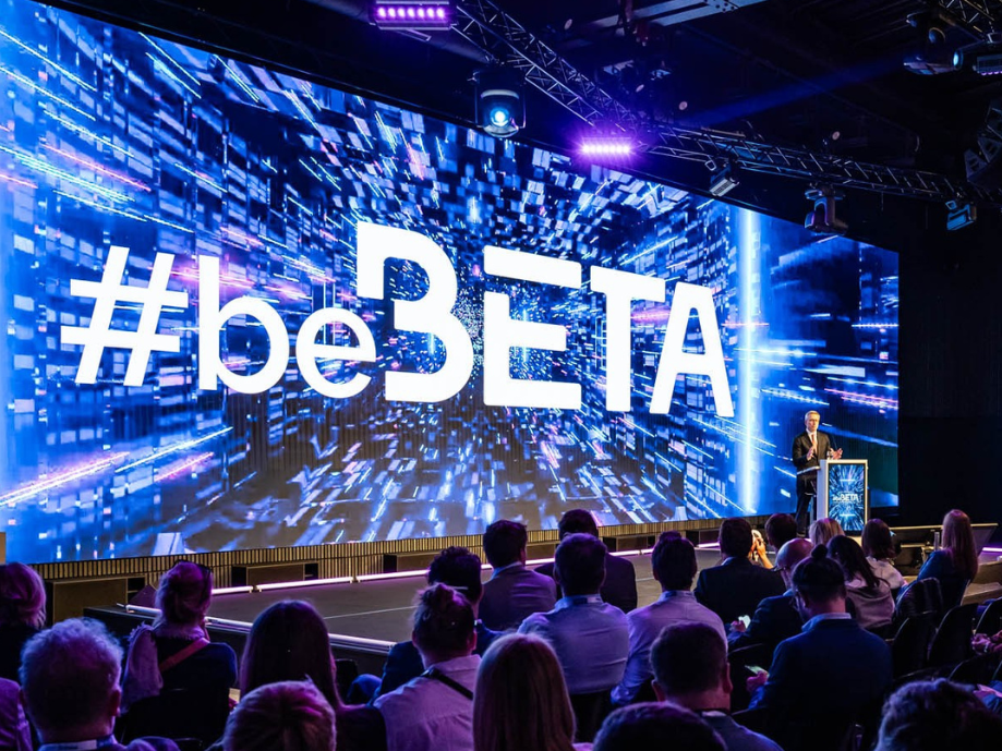 Foto der #beBeta Veranstaltungsbühne 2025