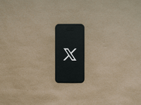 Phone Mockup mit "X" Logo