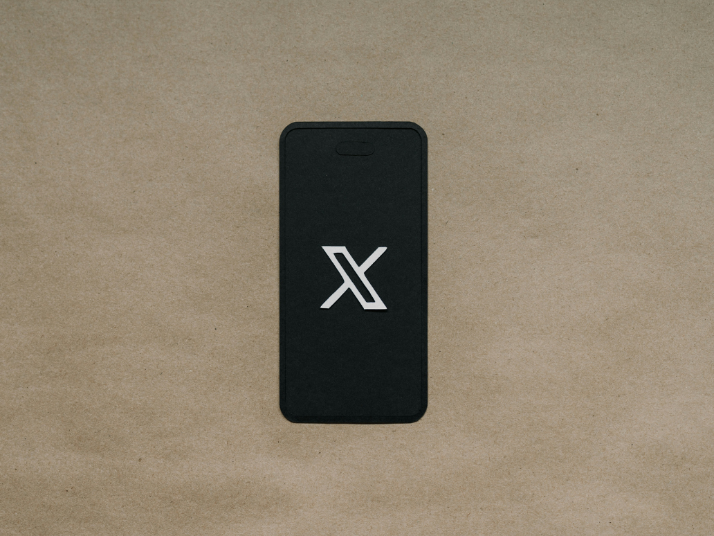 Phone Mockup mit "X" Logo