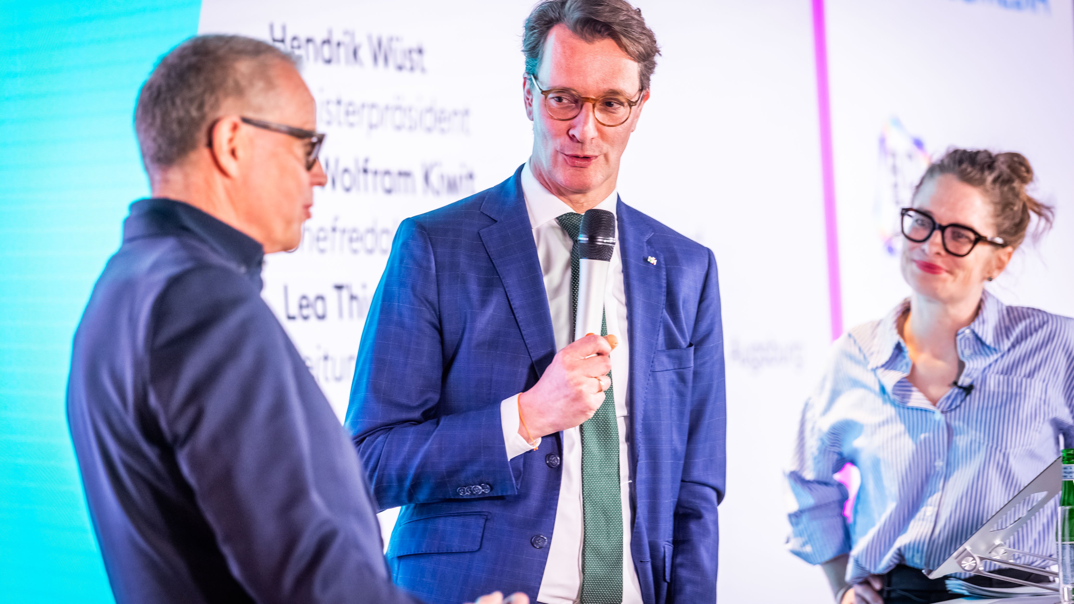 Ministerpräsident Hendrik Wüst im Gespräch mit Dr. Wolfram Kiwit und Lea Thies