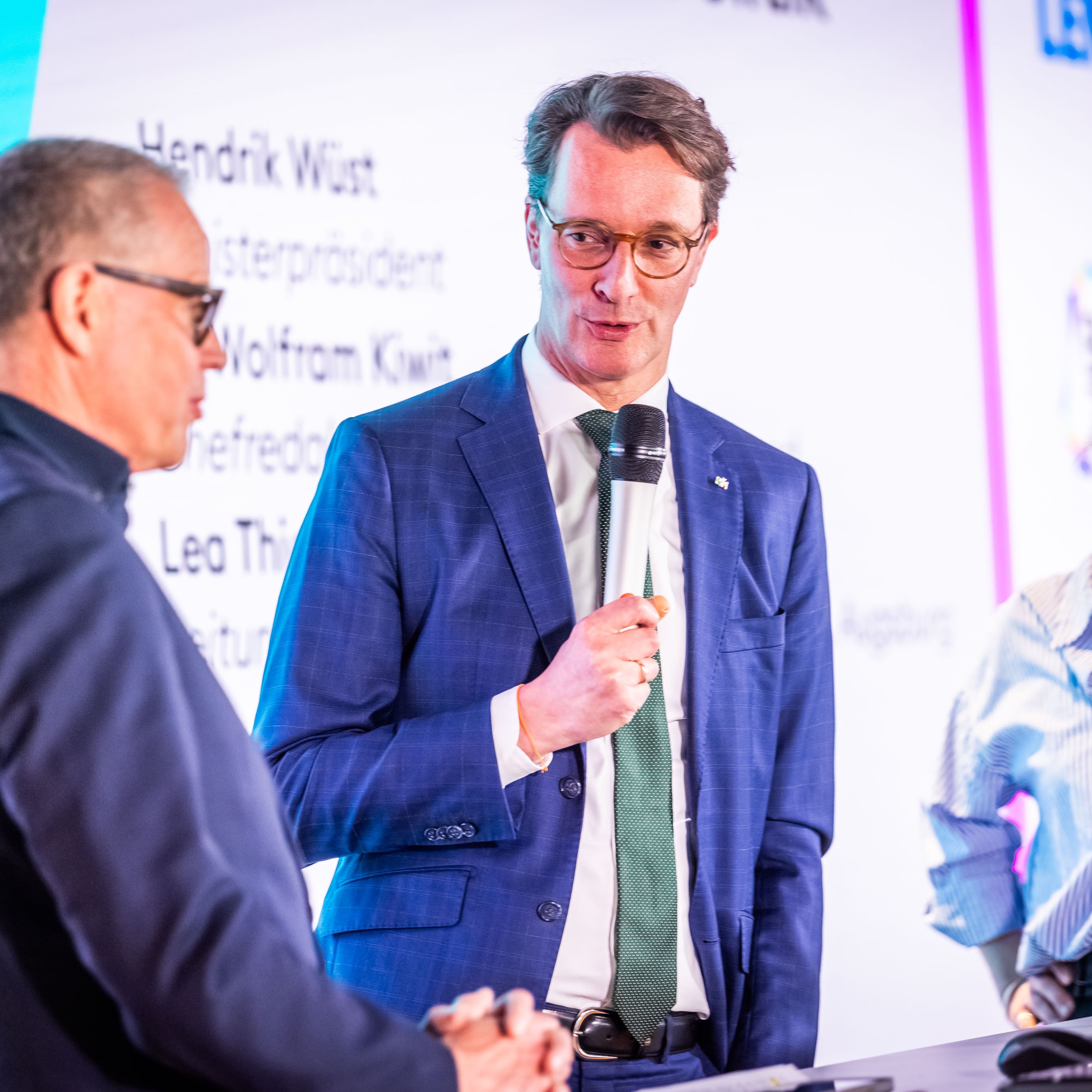 Ministerpräsident Hendrik Wüst im Gespräch mit Dr. Wolfram Kiwit und Lea Thies