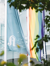 Fahnen vor dem Redaktionsgebäude