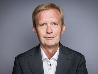 John Kvadsheim Mann vor grauem Hintergrund