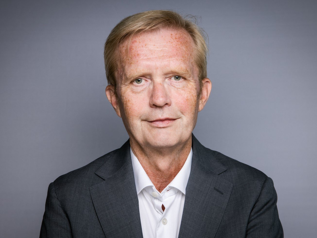 Mann vor grauem Hintergrund