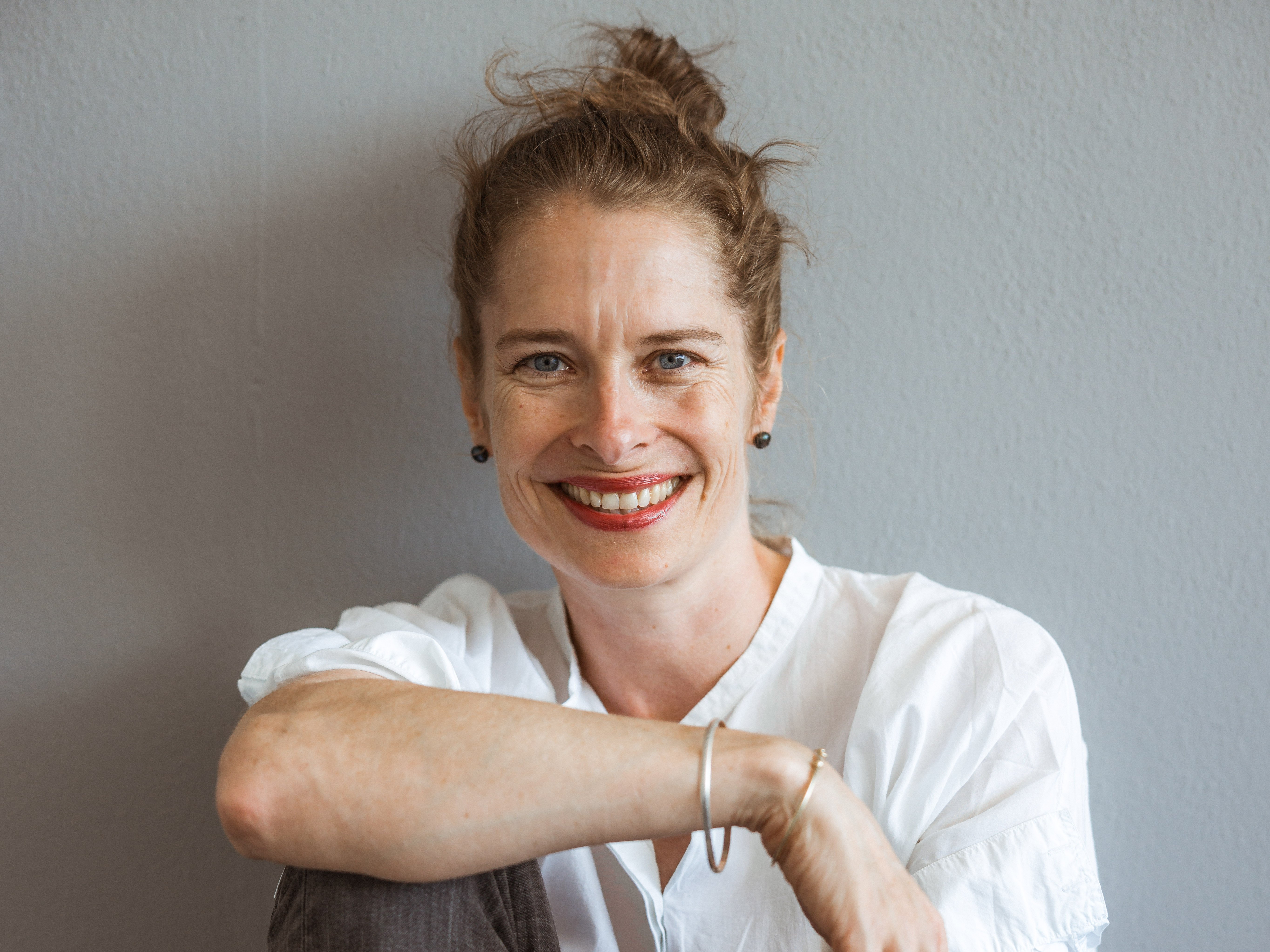 Frau vor grauem Hintergrund