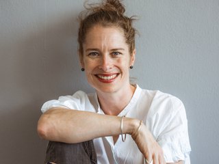 Lea Thies Frau vor grauem Hintergrund