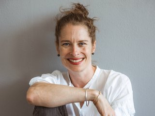 Lea Thies Frau vor grauem Hintergrund