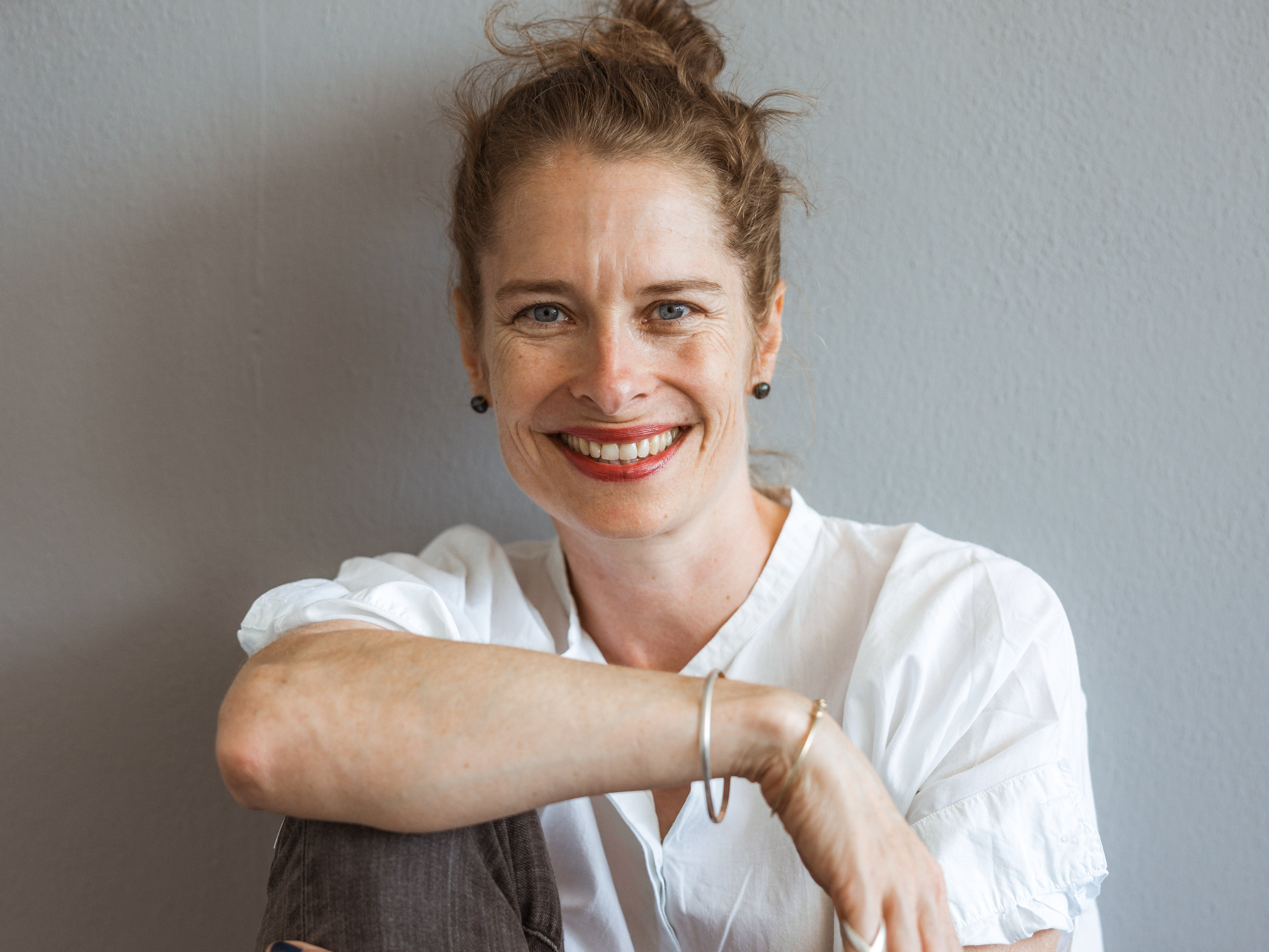 Frau vor grauem Hintergrund
