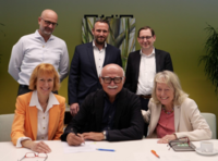 Die Verlegerinnen Sabine Schnell-Pleyer (li. unten) und Bärbel Schnell (re. unten) bei der Unterzeichnung des Mietvertrags für das neue Druckhaus.