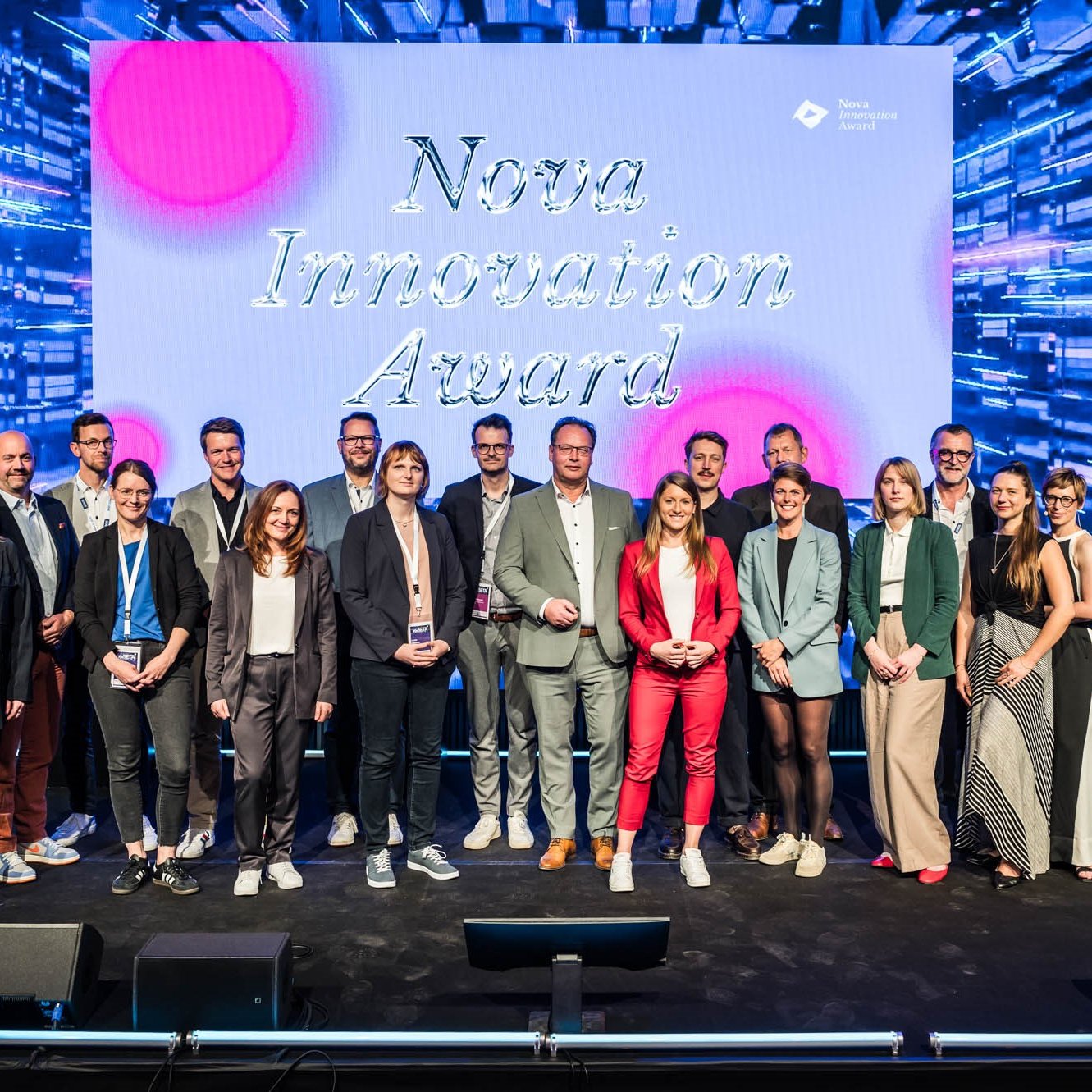 Circa 20 Teilnehmende des NovaInnovation Awards 2024 stehen auf der Bühne bei der #beBETA 2024 Veranstaltung.