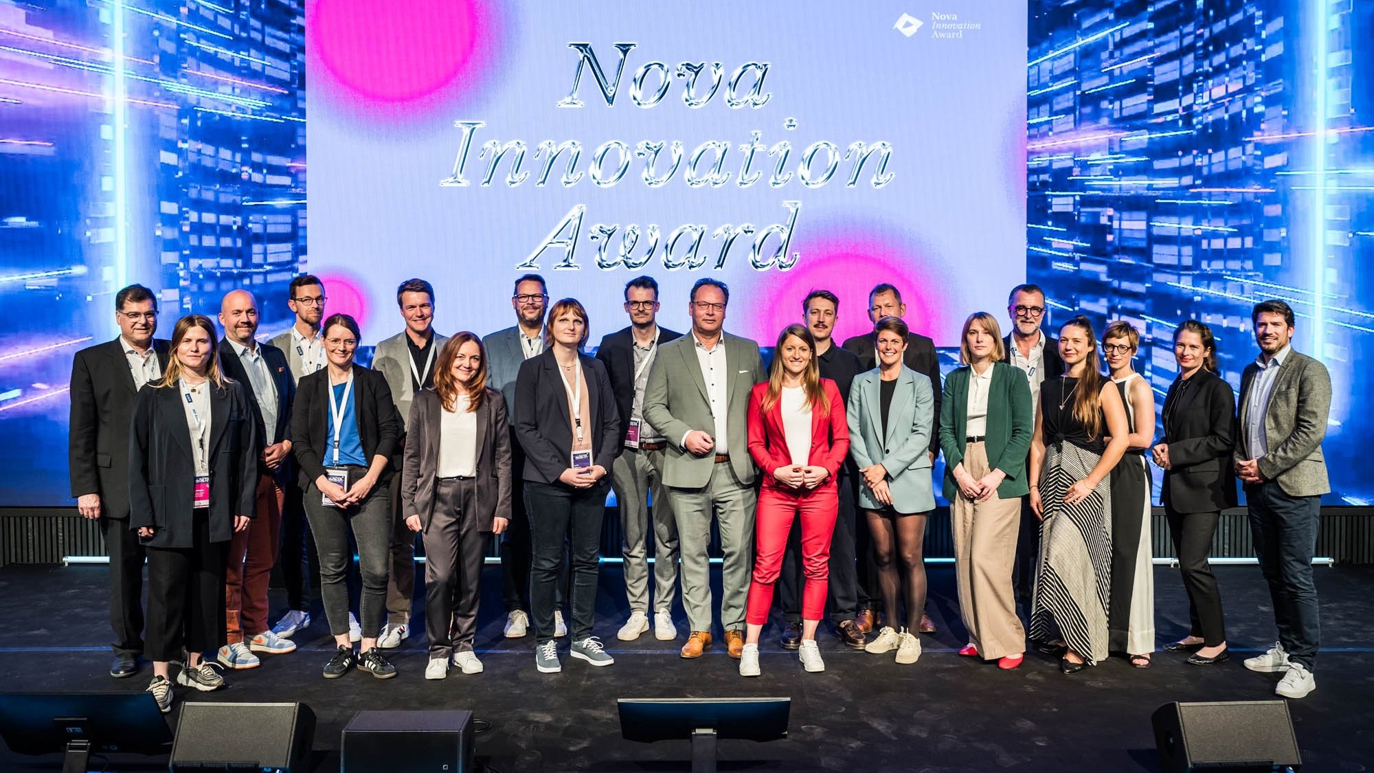 Circa 20 Teilnehmende des NovaInnovation Awards 2024 stehen auf der Bühne bei der #beBETA 2024 Veranstaltung.