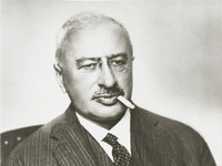 Theodor Wolff mit Zigarette