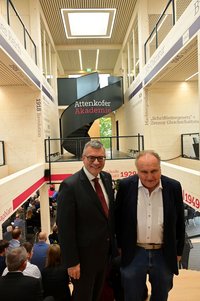 Dr. Florian Herrmann (l.), Leiter der Bayerischen Staatskanzlei, und Verleger Prof. Dr. Martin Balle (r.) im Eingangsbereich des Neubaus der Attenkofer Akademie