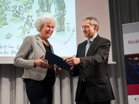 Miriam Wurster, 1. Platz, „Weser-Kurier“ (Bremen), nimmt die Glückwünsche von BDZV-Hauptgeschäftsführer und Laudator, Dietmar Wolff, entgegen.