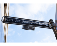 Straßenschild Platz der Deutschen Einheit
