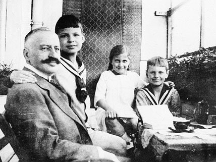 Theodor Wolff mit seinen drei Kindern