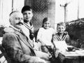 Theodor Wolff mit seinen drei Kindern
