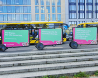 Fahrräder mit Werbung vom Verband "Die Papierindustrie" in Berlin.