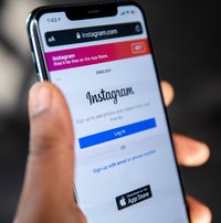 Die Instagram-App ist auf einem Smartphone geöffnet.