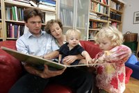 Eine Familie liest