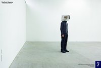 Erwin Wurm mit Zeitung auf dem Kopf