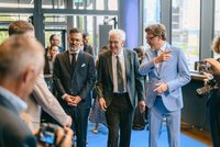 SÜDKURIER-Geschäftsführer David Lämmel und Chefredakteur Stefan Lutz empfangen Ministerpräsident Winfried Kretschmann