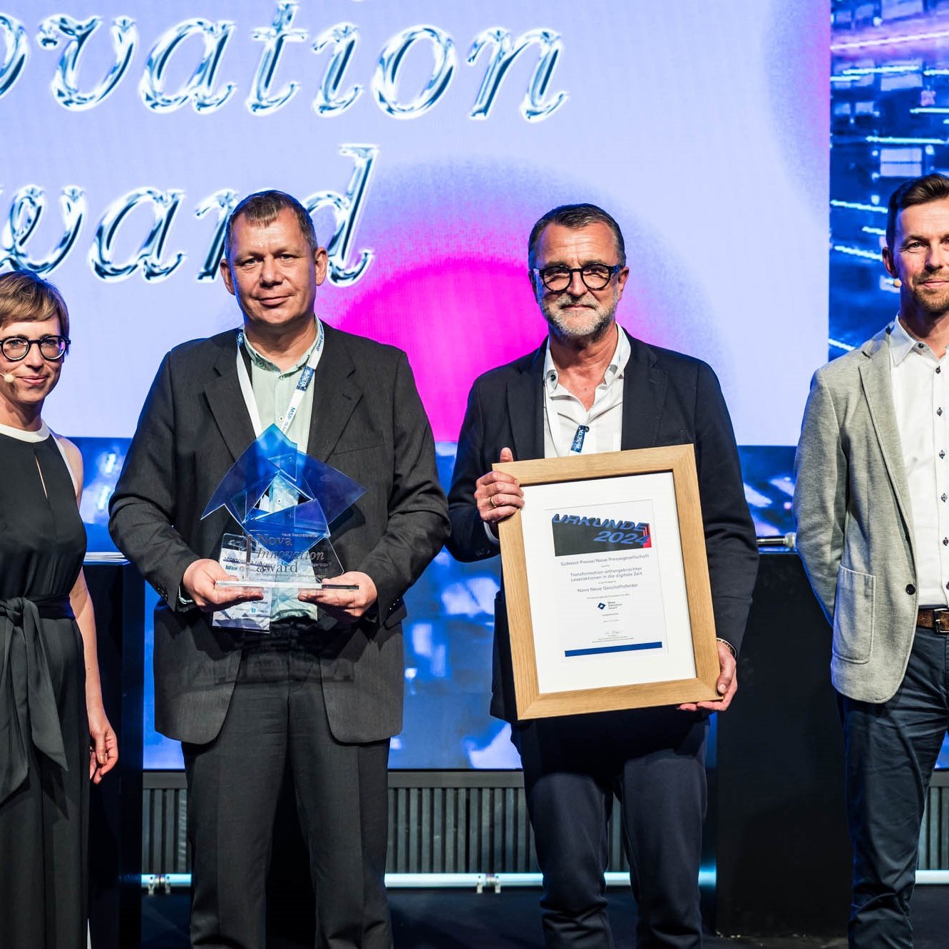 Die Gewinner auf der Bühne des Nova Innovation Awards in der Kategorie Neue Geschäftsfelder: Südwest Presse/Neue Pressegesellschaft aus Ulm mit der „Transformation althergebrachter Leseraktionen in die digitale Zeit“.