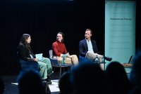 Podium mit zwei Frauen und einem Mann bei einer Veranstaltung der Süddeutschen Zeitung