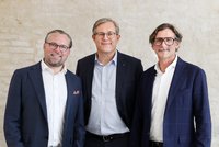 drei Männer stehen nebeneinander