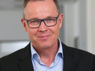 Dr. Wolfram Kiwit Dr. Wolfram Kiwit