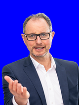 Portrait Jörg mit blauem Hintergrund