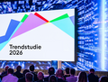 Foto von Bühne mit Leinwand und Text Trendstudie 2026
