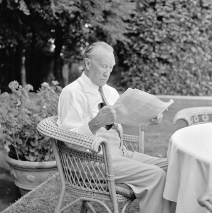 Konrad Adenauer liest Zeitung