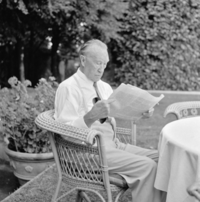 Konrad Adenauer liest Zeitung
