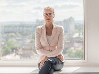 Halbportrait, Fenster, Frauke Brosius-Gersdorf