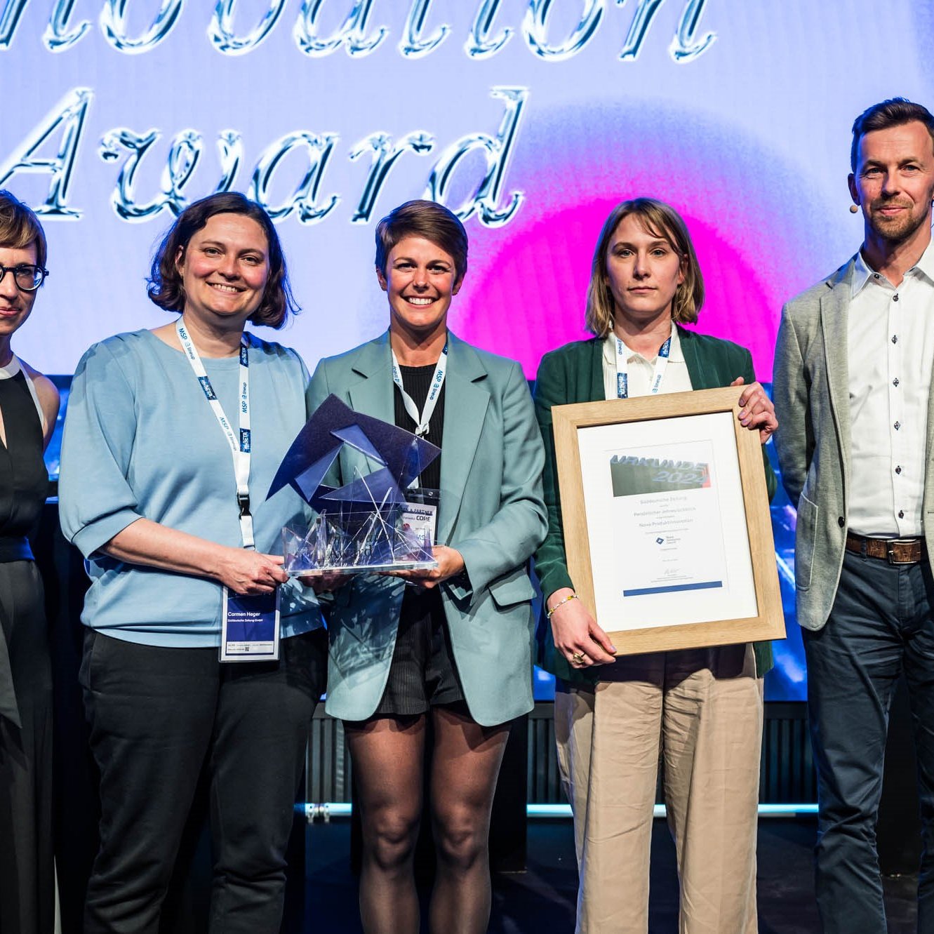 5 Teilnehmende des NOVA Innovation Awards 2024 stehen auf der Bühne bei der #beBETA 2024 Veranstaltung. Gewinner des Nova Innovation Awards in der Kategorie Produktinnovation: Süddeutsche Zeitung und der Persönliche Jahresrückblick der SZ.