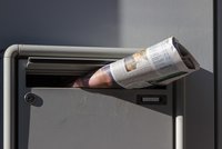 Eine Zeitung steckt im Briefkasten