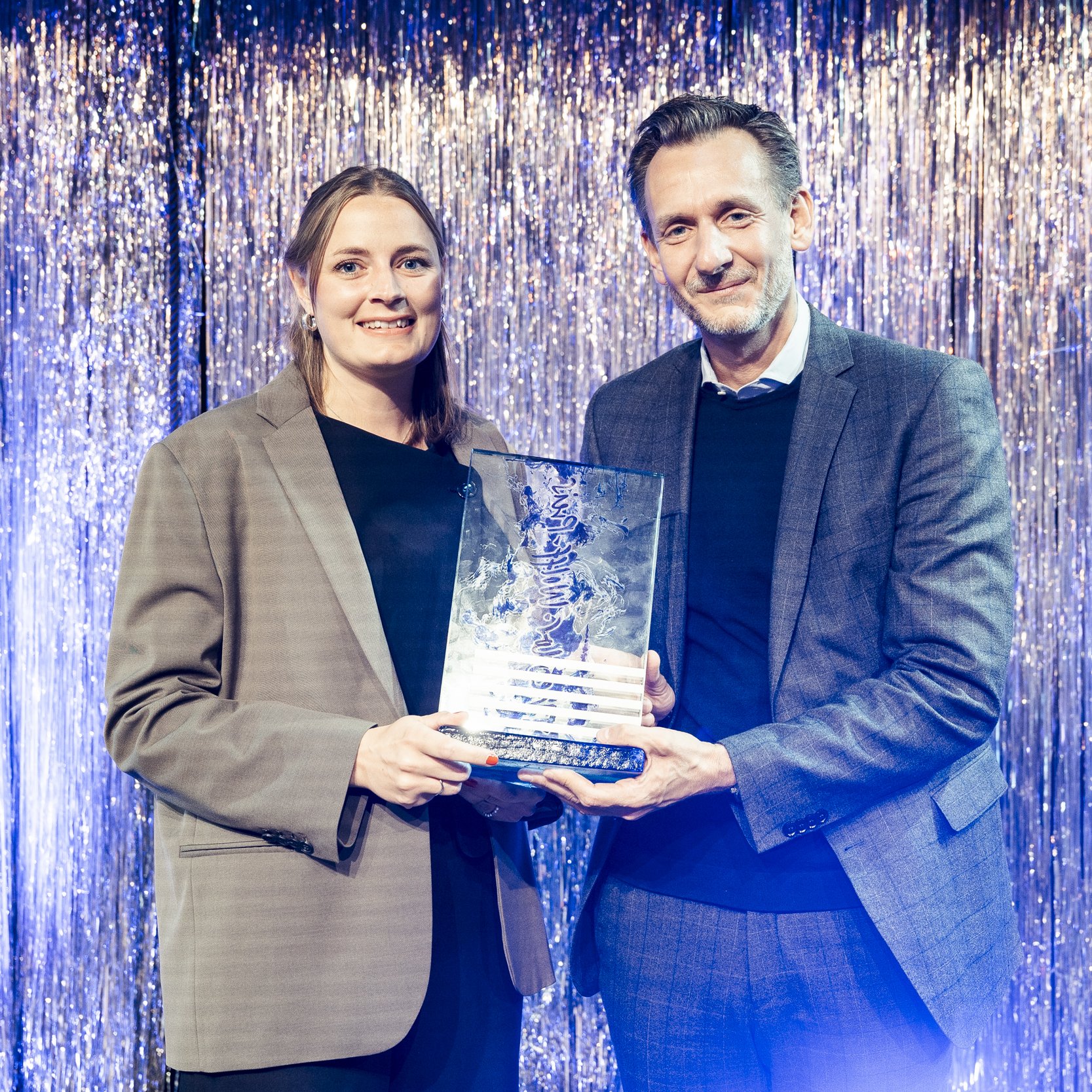 Preisträgerin mit Trophäe und Jury-Pate