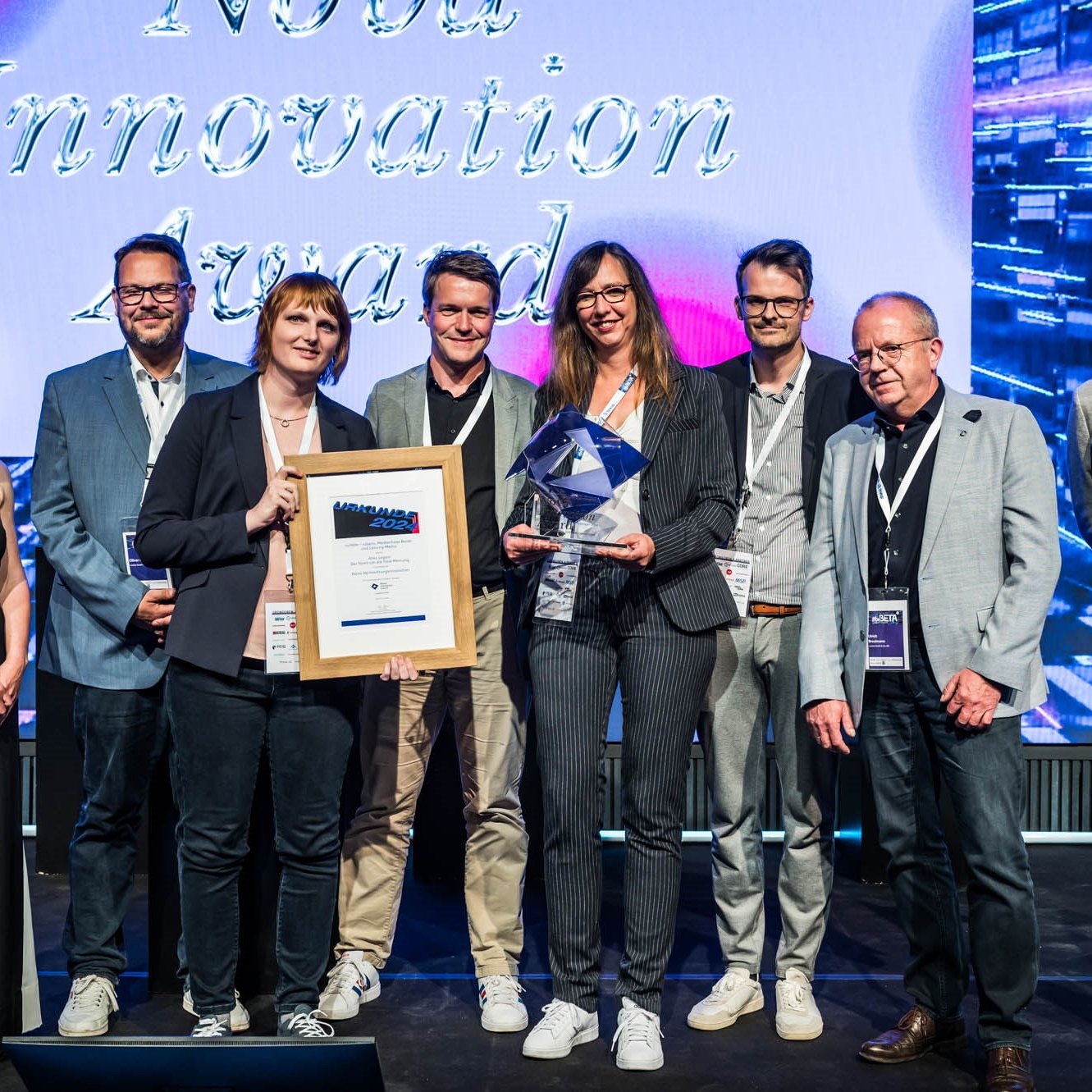 8 Leute des NOVA Innovation Awards 2024 stehen auf der Bühne bei der #beBETA 2024 Veranstaltung.